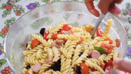 Pasta fredda svuotafrigo: la ricetta del primo piatto semplice e gustoso