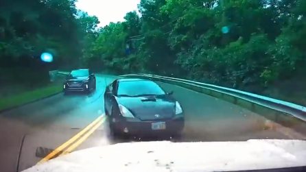 L'auto perde il controllo sulla strada bagnata: l'impatto frontale è inevitabile