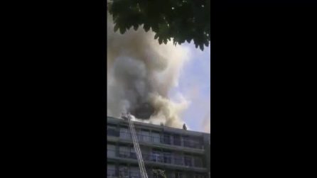 Milano, incendio in un palazzo di sette piani: quattro intossicati