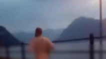 Corre in riva al Lago d'Iseo: uomo nudo ripreso con un cellulare