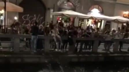 Milano, ragazzi si tuffano nel Naviglio: il video finisce sui social