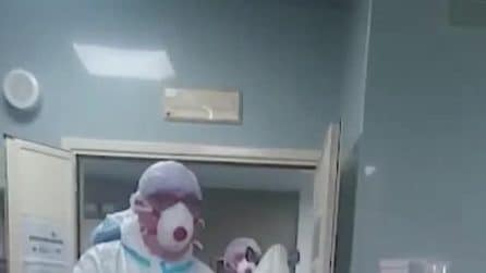 Bari, compie 29 anni in terapia intensiva per Covid: torta e festoni in reparto