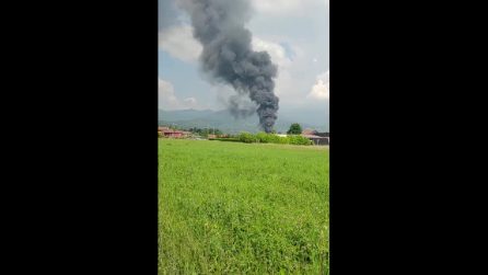 Vasto incendio in una fabbrica di vernici di Roletto