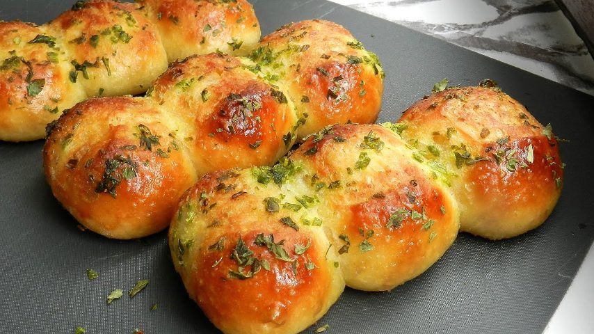 Spring onion dinner rolls: the fluffy and delicious recipe