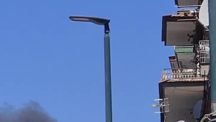 Incendio a Pianura, colonna di fumo nero su Napoli