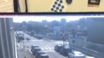 Milano, in un video l'istante in cui la trivella caduta su un palazzo sfiora un passante