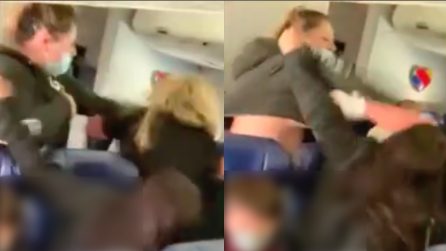 Lite per la mascherina sull'aereo, hostess aggredita da una donna perde due denti
