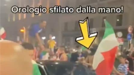 Euro2020, festa amara per un automobilista milanese: gli scippano l'orologio durante un carosello