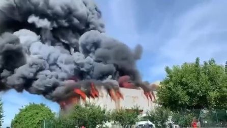 Incendio in una ferramenta a Fagagna, alta colonna di fumo denso nero