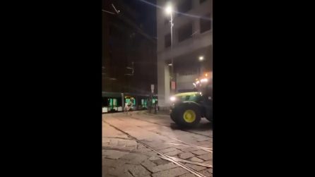 Euro 2020, festeggiamenti fuori dalle righe a Milano: arriva anche il trattore carico di tifosi