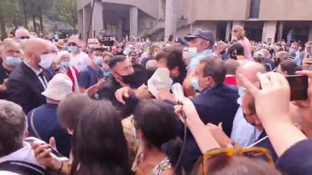 Emmanuel Macron contestato durante la visita a Lourdes