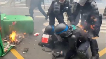 No Green pass, un poliziotto rischia di prendere fuoco