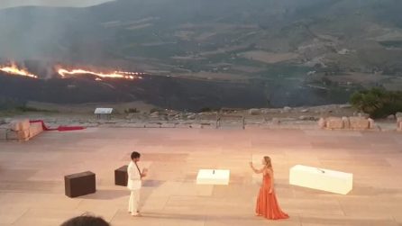 Incendi in Sicilia, spettacolo teatrale a Segesta con un rogo sullo sfondo
