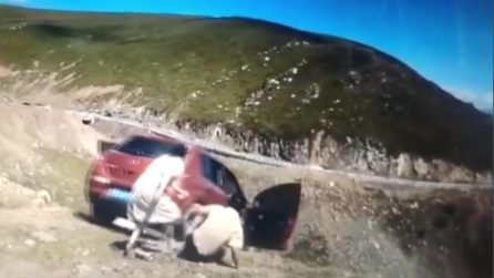 Non tira il freno a mano dell'auto, la famiglia a bordo finisce giù nel dirupo