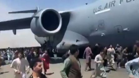 Il caos all'aeroporto di Kabul, sui social video di gente in fuga