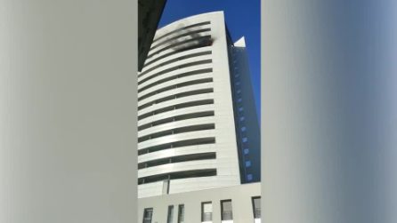 Milano, fumo nero dal balcone al 15esimo piano: il video dell'origine dell'incendio