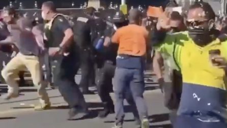 Scontri tra manifestanti e polizia durante le proteste contro il lockdown