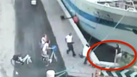 Bambina di 11 mesi finisce in acqua nel porto: salvata da un militare