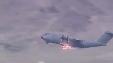 L'aereo militare parte da Kabul e spara dei razzi per difendersi