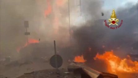 Incendio grattacielo Milano, il fuoco avvolge l'edificio: Vigili del Fuoco sul posto