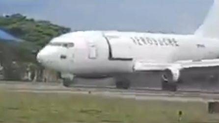 L'aereo atterra con il portellone aperto: brividi in pista