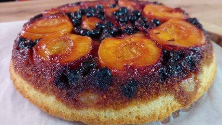 Torta rovesciata alla frutta: la ricetta originale e golosa
