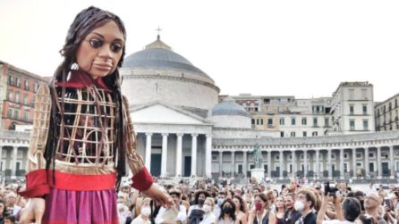 A Napoli arriva Amal, la bambola simbolo di tutti i bambini profughi