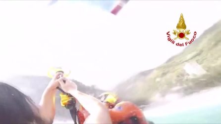 Genova, ragazzo finisce nel mare in tempesta: salvato dai vigili del fuoco