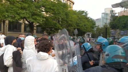 Clima, scontri prima della Pre-Cop26 a Milano: la polizia carica giovani attivisti