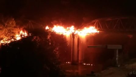 Il ponte brucia nel pieno della movida romana: musica dei locali in sottofondo alle fiamme