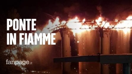 Brucia il Ponte di Ferro a Roma: le immagini dell'incendio e del crollo