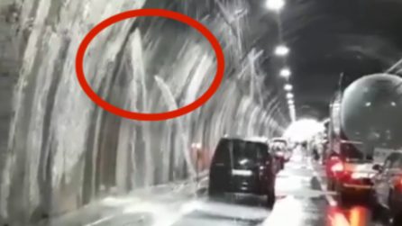 Piove a dirotto e dalle pareti della galleria in autostrada esce acqua: immagini inquietanti