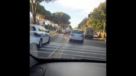 Roma, perde il controllo dell'auto e finisce contro la fermata del bus: ferito 86enne