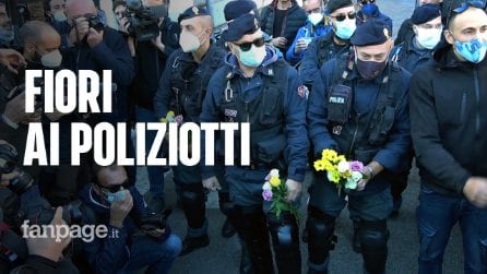 A Roma i manifestanti no green pass donano rose ai poliziotti