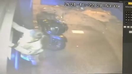 Napoli, in video ragazza rapinata e trascinata con l'auto