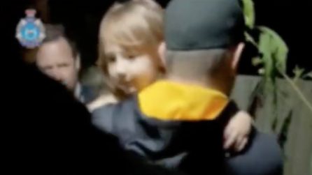 Il momento del ritrovamento di Cleo Smith, la bambina ritrovata in una casa chiusa a chiave