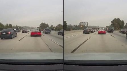 Lancia una bevanda contro un'auto, donna al volante colpita dal "karma istantaneo"