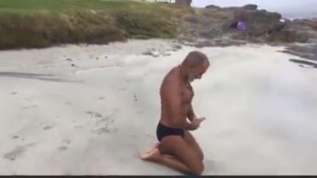 Il garante dei detenuti di Sassari che combatte il Covid facendo respirazioni in costume in spiaggia