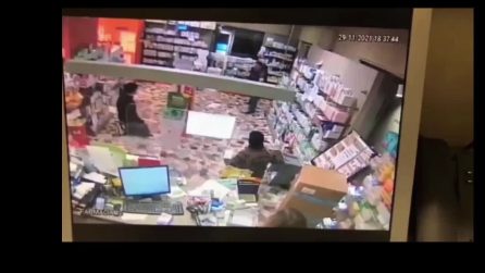 Carabiniere accoltellato durante rapina in farmacia a Torino: la scena ripresa dalle telecamere