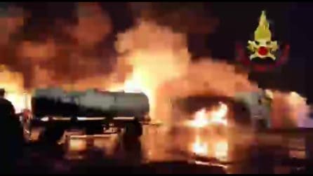 Distrutte 20 auto e un'autocisterna in un maxi incendio a Milano: i vigili del fuoco al lavoro tutta notte