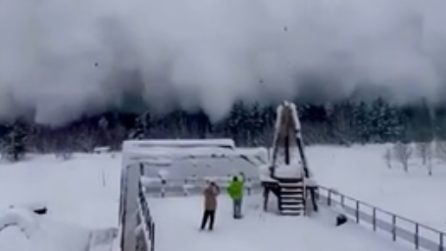 Enorme valanga si stacca dalla montagna e investe alcuni turisti che stavano riprendendo