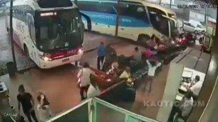 Autista sviene alla guida: non ferma il bus e investe le persone in attesa