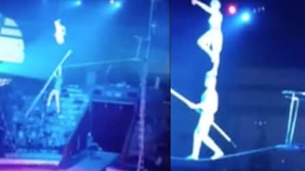 Paura al circo: funambolo perde l'equilibrio e cade nel vuoto