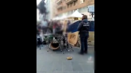 "Se mi cacciate mio figlio stasera non mangia": lite in strada tra polizia e artista di strada