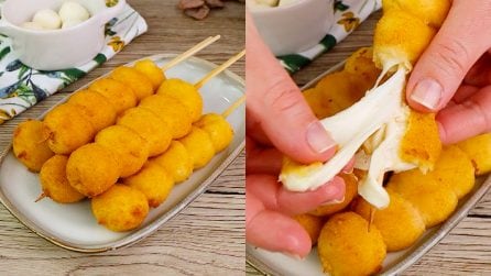 Spiedini di mozzarelline impanate e fritte: un piatto sfizioso e dal cuore filante!