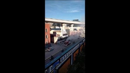 Incendio in strada a Poggioreale, arrivano i vigili del fuoco
