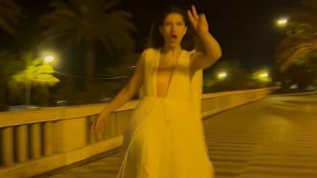 Sanremo, Elisa sullo skateboard di notte dopo il secondo posto