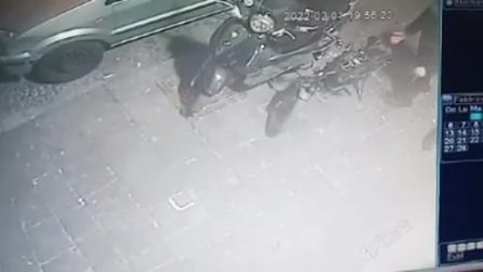 A Napoli ladro di biciclette elettriche ripreso dalle telecamere