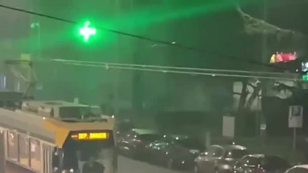 Milano, gruppo di giovani blocca un tram a sassate: un ragazzo fa le flessioni sui binari