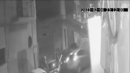 Incidente stradale a Barra, l'auto per poco non investe due passanti